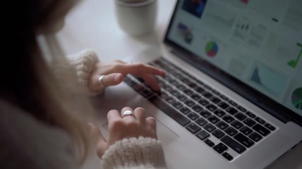 Κοντινό πλάνο γυναικείας δακτυλογράφησης χεριών σε πληκτρολόγιο laptop — Αρχείο Βίντεο