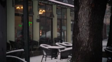 Kar yağarken restoranın bir sokak terası.