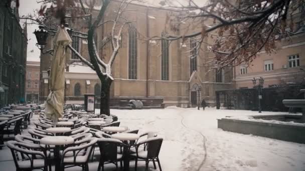 Una terraza de la calle del restaurante durante las nevadas — Vídeo de stock