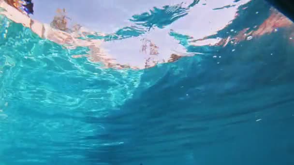 澄んだ水の表面に美しい波紋と太陽のまぶしさ — ストック動画