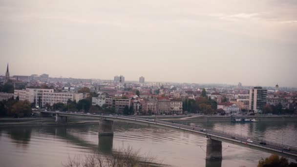 Novi Triste ciudad y el Puente de Varadino vista desde la colina — Vídeo de stock