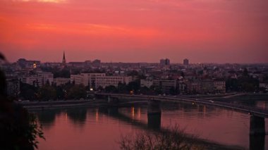 Novi Sad şehri ve tepeden Varadin Köprüsü manzarası