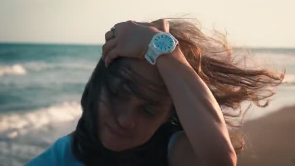 Filmowy Portret Młodej Kobiety Cieszącej Się Świeżym Wiatrem Spacerując Plaży — Wideo stockowe