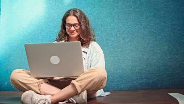 Een Jonge Vrolijke Vrouw Met Een Bril Typt Een Laptop — Stockvideo