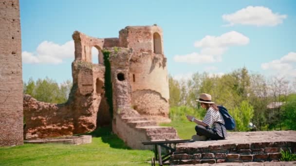 Kameralı Sinematik Çekim Sırbistan Bac Kentindeki Bac Kalesi Nde Otururken — Stok video