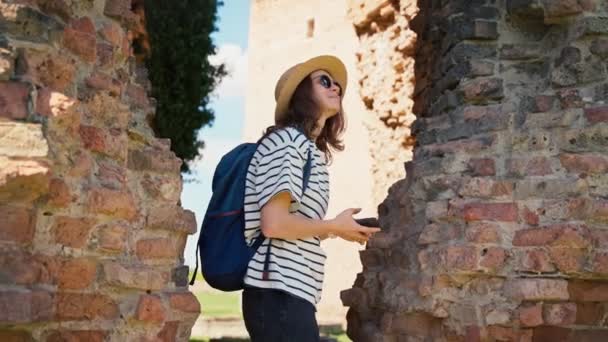 Ung Kvinna Turist Hatt Och Solglasögon Använder Sin Telefon När — Stockvideo