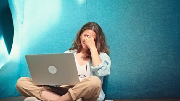 Dizüstü Bilgisayarında Arkadaşlarıyla Video Görüşmesi Yapan Gözlüklü Genç Bir Kadın — Stok video