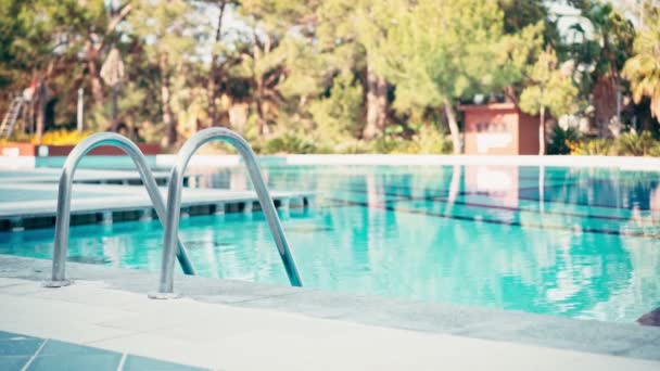 Sakin Sinematik Bir Çekim Havuzdaki Tırabzanlara Yakın Plan Mavi Suyun — Stok video