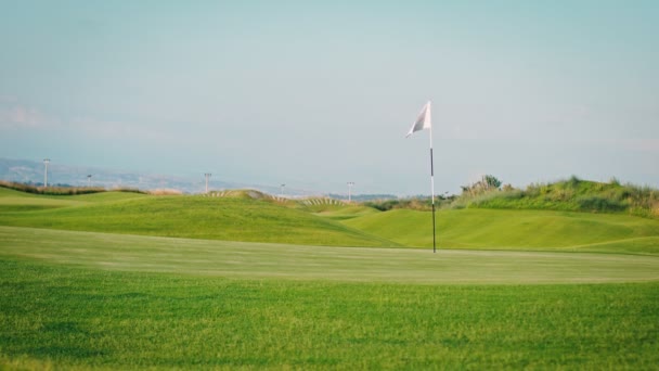Imágenes Meditativas Estáticas Una Bandera Blanca Hoyo Golf Ondea Viento — Vídeo de stock