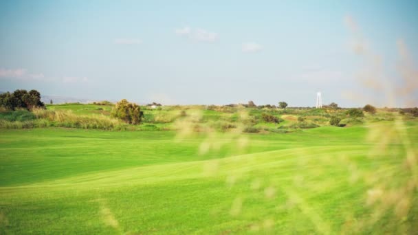 静坐冥想镜头 高尔夫球场上碧绿明亮的草地映衬着蓝天 — 图库视频影像