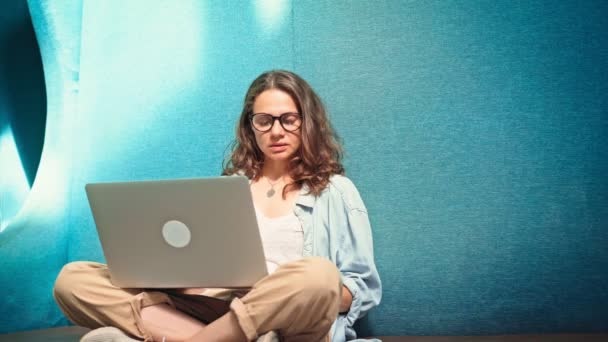 Mladá Žena Nosí Brýle Vedoucí Videohovor Kolegy Svém Notebooku Zatímco — Stock video