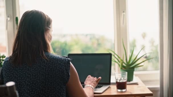 Ręczne Zdjęcie Kobiety Pracującej Laptopie Siedzącej Wiklinowym Krześle Przy Stole — Wideo stockowe