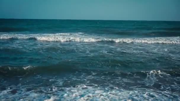 Ruční Filmový Záběr Krásných Mořských Vln Narážejících Břeh Proti Jasně — Stock video