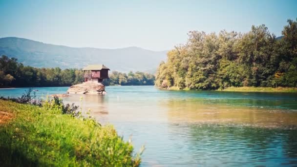Prachtig Uitzicht Het Eenzame Huis Aan Rivier Drina Bajina Basta — Stockvideo