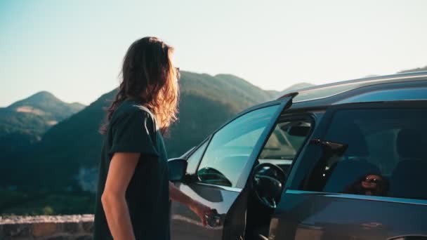 Uma Jovem Entra Seu Carro Estacionado Ponto Vista Nas Montanhas — Vídeo de Stock