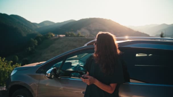 Młoda Kobieta Korzystająca Smartfona Opierając Się Samochód Parkingu Widokiem Góry — Wideo stockowe