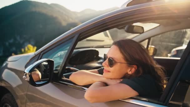 Une Jeune Femme Aux Lunettes Soleil Profite Vue Sur Les — Video