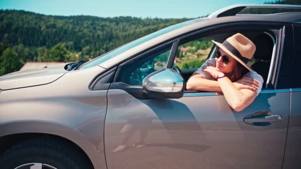 Ung Vuxen Kvinna Hatt Njuter Utsikten När Hon Sitter Förarsätet — Stockvideo