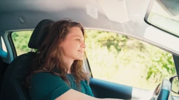 Handhållen Filmisk Bild Ung Kvinna Solglasögon Som Kör Bil Landsväg — Stockvideo