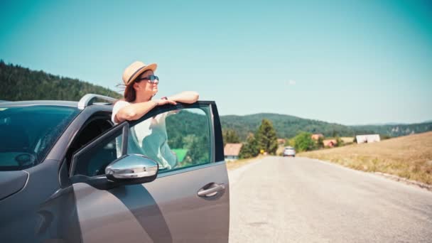 Una Mujer Joven Adulta Sombrero Disfruta Vista Mientras Está Pie — Vídeos de Stock