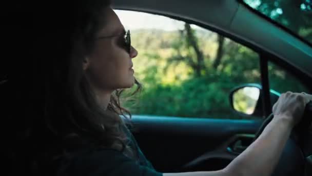 Prise Vue Cinématographique Main Une Jeune Femme Lunettes Soleil Conduisant — Video