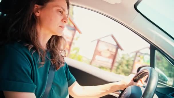 Prise Vue Cinématographique Main Une Jeune Femme Lunettes Soleil Conduisant — Video