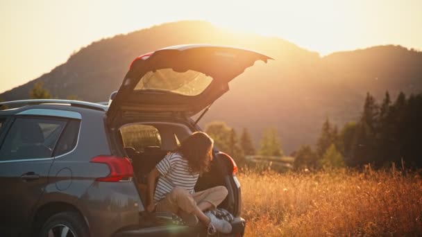 Colpo Cinematografico Palmare Una Giovane Donna Che Gode Tramonto Seduta — Video Stock