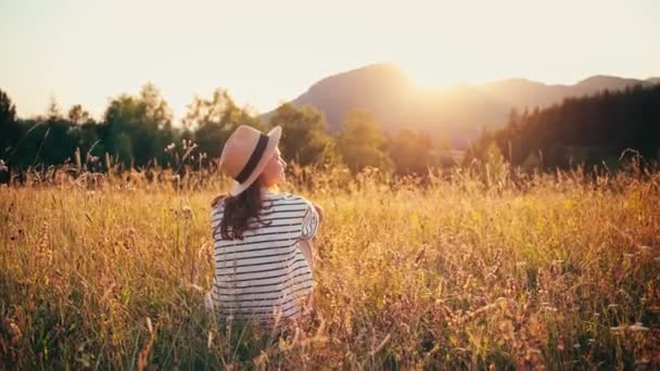 Een Jonge Vrouw Een Strohoed Genietend Van Zonsondergang Terwijl Een — Stockvideo