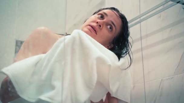샤워를 수건으로 머리를 여성의 움직임 — 비디오
