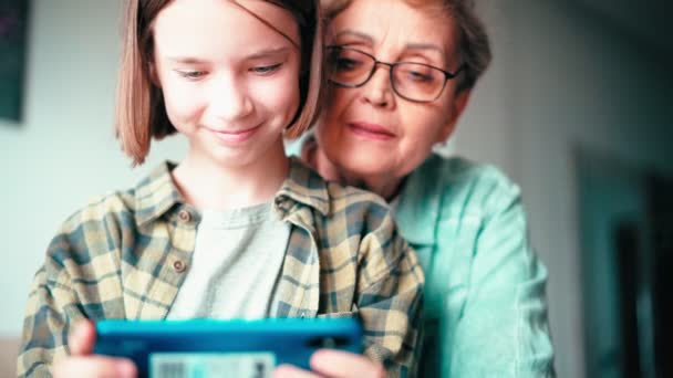 Feliz Abuela Nieta Usando Teléfono Celular Juntos Jugando Juego Una — Vídeos de Stock