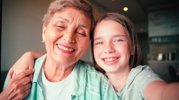 Cheerful Couple Grandmother Her Granddaughter Taking Selfie Together — Stock Video