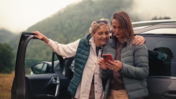 Äldre Kaukasisk Kvinna Och Hennes Vuxna Dotter Använder Smarttelefonen När — Stockvideo