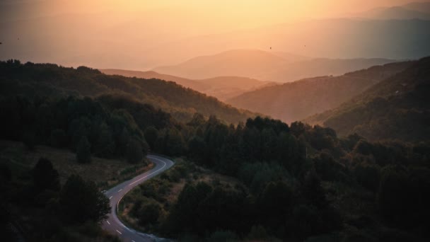 Luchtfoto Van Bergweg Een Bos Bij Zonsondergang Herfst Prachtig Landschap — Stockvideo