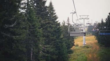 Dağlardaki teleferik yavaşça köknar ağaçlarının yanından geçiyor..