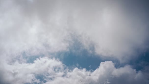 雲の風景の瞑想的な穏やかな背景 白い雲が青い空に向かって速く動いている — ストック動画