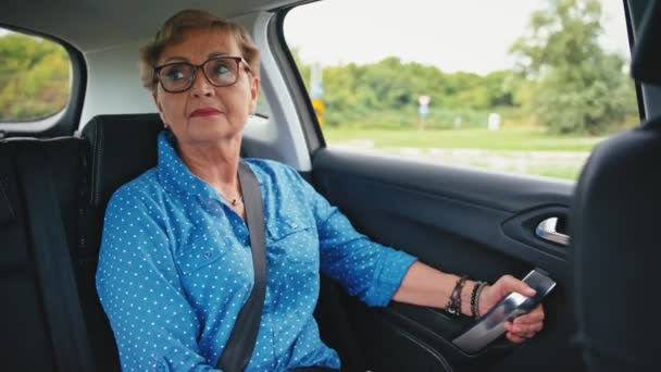 Ręczne Ujęcie Kinowe Starsza Kaukaska Kobieta Jeździ Tylnym Siedzeniu Samochodu — Wideo stockowe