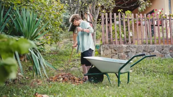 Een Oudere Blanke Vrouw Werkt Een Tuin Een Gepensioneerde Harkt — Stockvideo