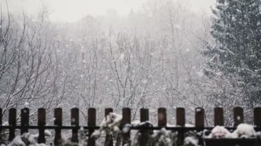 Yoğun kar yağışının statik görüntüsü. Büyük kar taneleri bir kır evinin terasına düşer..