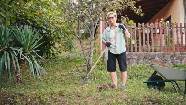 Een Oudere Blanke Vrouw Werkt Een Tuin Een Gepensioneerde Harkt — Stockvideo