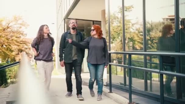 Tres Jóvenes Amigos Caucásicos Caminando Aire Libre Largo Moderno Edificio — Vídeos de Stock