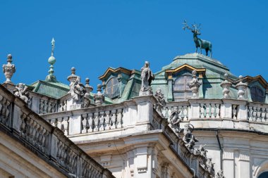 Stupinigi, Torino, İtalya - 05 Temmuz 2022: Stupinigi av kulübesi: İtalya 'da hüküm sürdükleri dönemde Kral ve Kraliçe Savoy' un yazlık evinin dışında