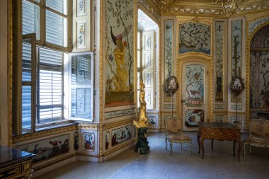 Stupinigi, Torino, İtalya - 05 Temmuz 2022: Stupinigi av kulübesinin içi. Barok tarzında kraliyet sarayının içinin sarayı ve baygınlığı..