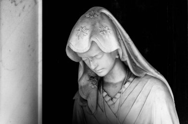 Staglieno, Cenova, İtalya - 22 Haziran 2021: anıtsal mezarlık. Heykel, heykel. Bir kadının portresi, anıtsal bir mezarlıkta çekilmiş. Ölümün acısı, fırtınanın mezar taşlarındaki anılar kadın heykellerinin güzelliklerindeki anılar.