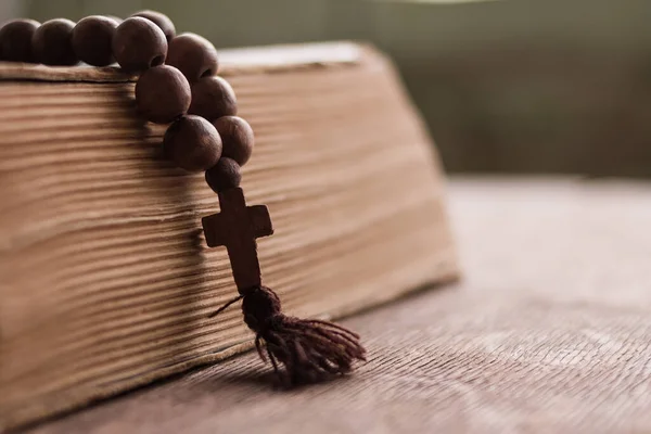 Trä Bönepärlor Med Ett Kristet Kors Ligger Den Heliga Bibeln — Stockfoto