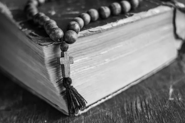 Perline Preghiera Legno Con Croce Cristiana Trovano Sul Libro Della — Foto Stock