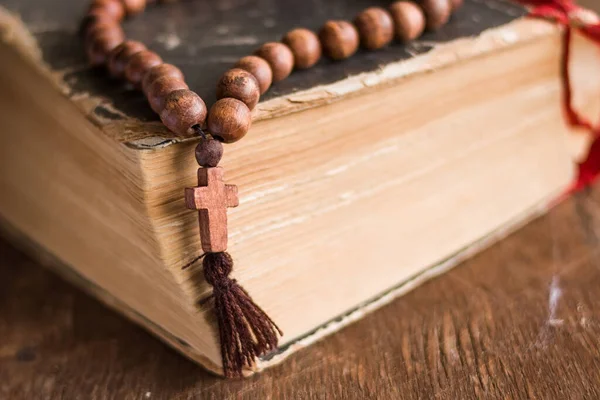 Contas Oração Madeira Com Uma Cruz Cristã Estão Livro Bíblia — Fotografia de Stock