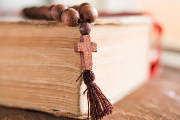 Contas Oração Madeira Com Uma Cruz Cristã Estão Livro Bíblia — Fotografia de Stock