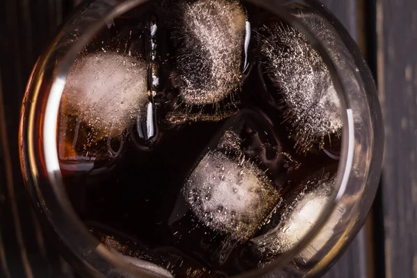 Koyu Kahverengi Ahşap Masa Zemininde Buzlu Viski Kolasıyla Güzel Bir — Stok fotoğraf