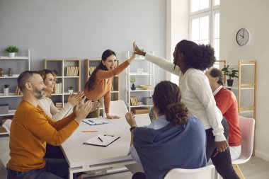 İki tatmin olmuş ırklar arası iş arkadaşı iş görüşmesinde birbirlerine beş dolar veriyorlar..