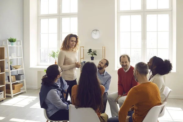 Profesionální psycholožka naslouchá a radí lidem na setkání podpůrné skupiny. — Stock fotografie